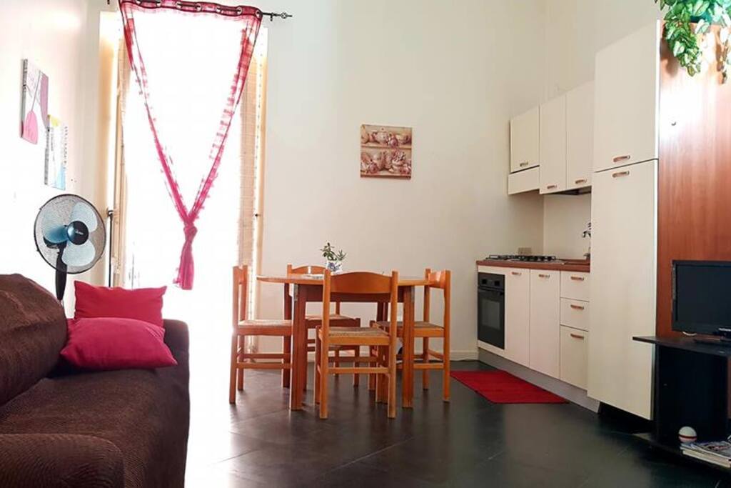 Soggiorno con cucina attrezzata
Living room with equipped kitchen