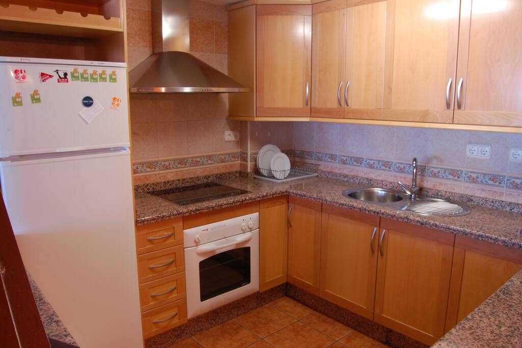Cocina americana con nevera, horno, microondas y lavavajillas