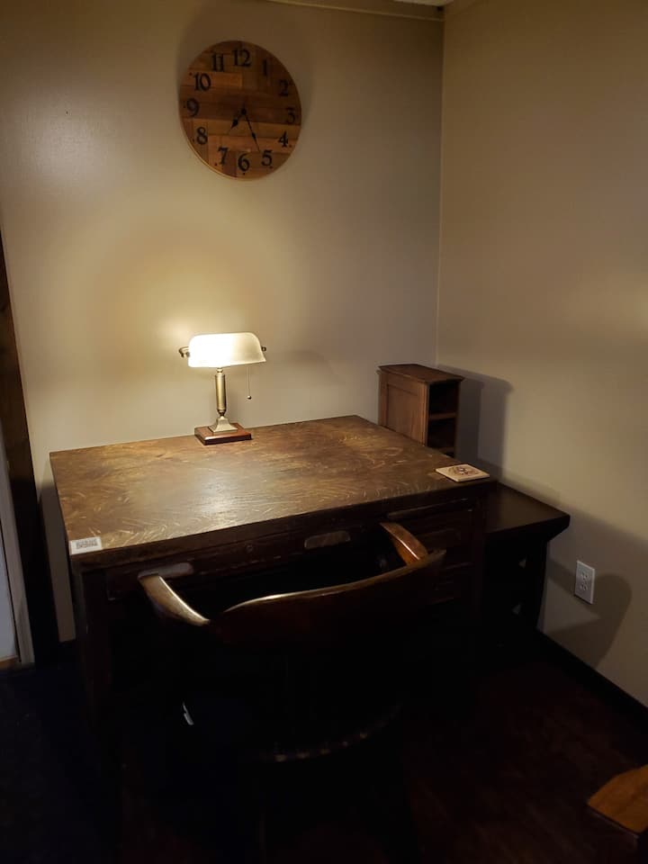 Dawati la kijijini/ sehemu ya kufanyia kazi katika sehemu ya chini, ya 2 ya sebule. Mlango ulio juu ya ngazi unaweza kufungwa kwa ajili ya faragha kamili huko chini.