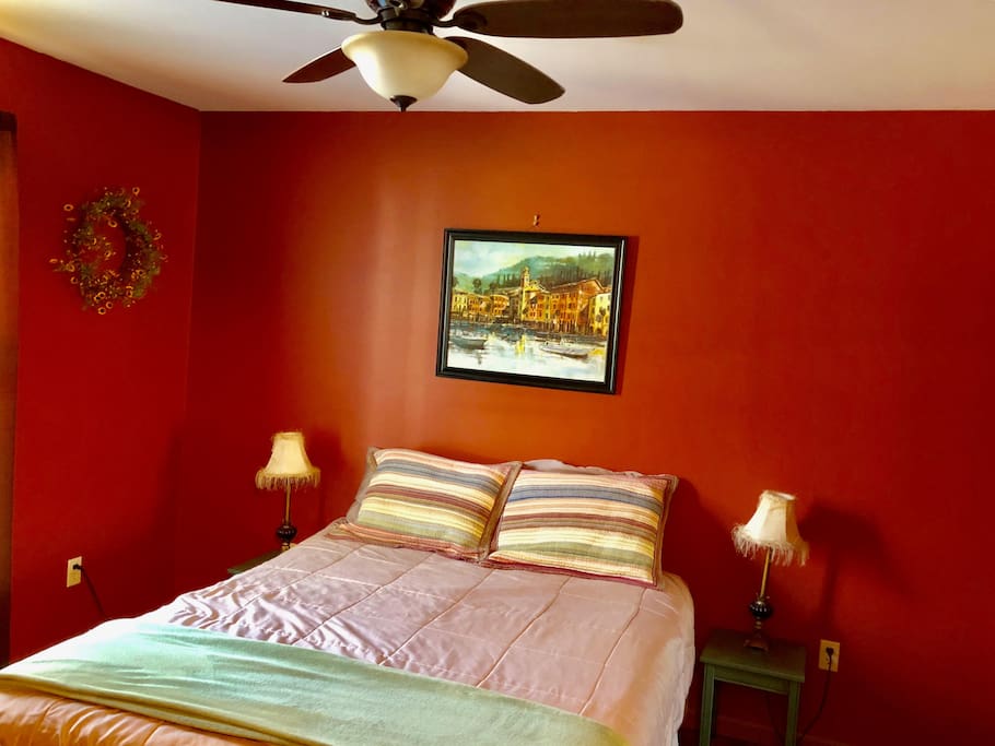 1st Bedroom-Queen