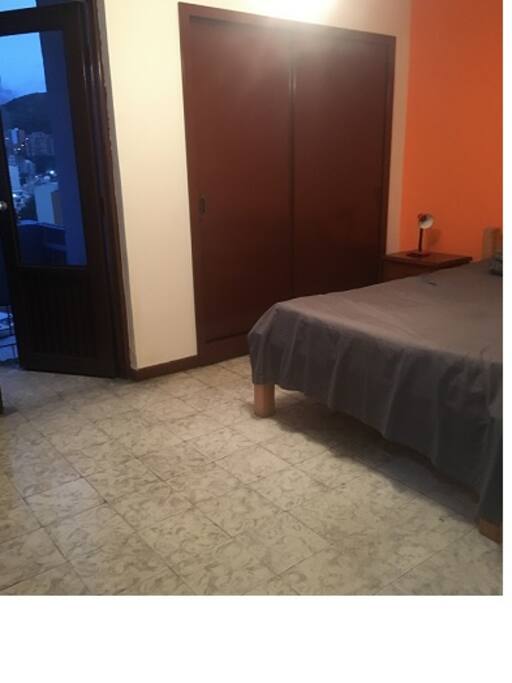 Cuarto 2: Cama doble, closet y balcón compartido