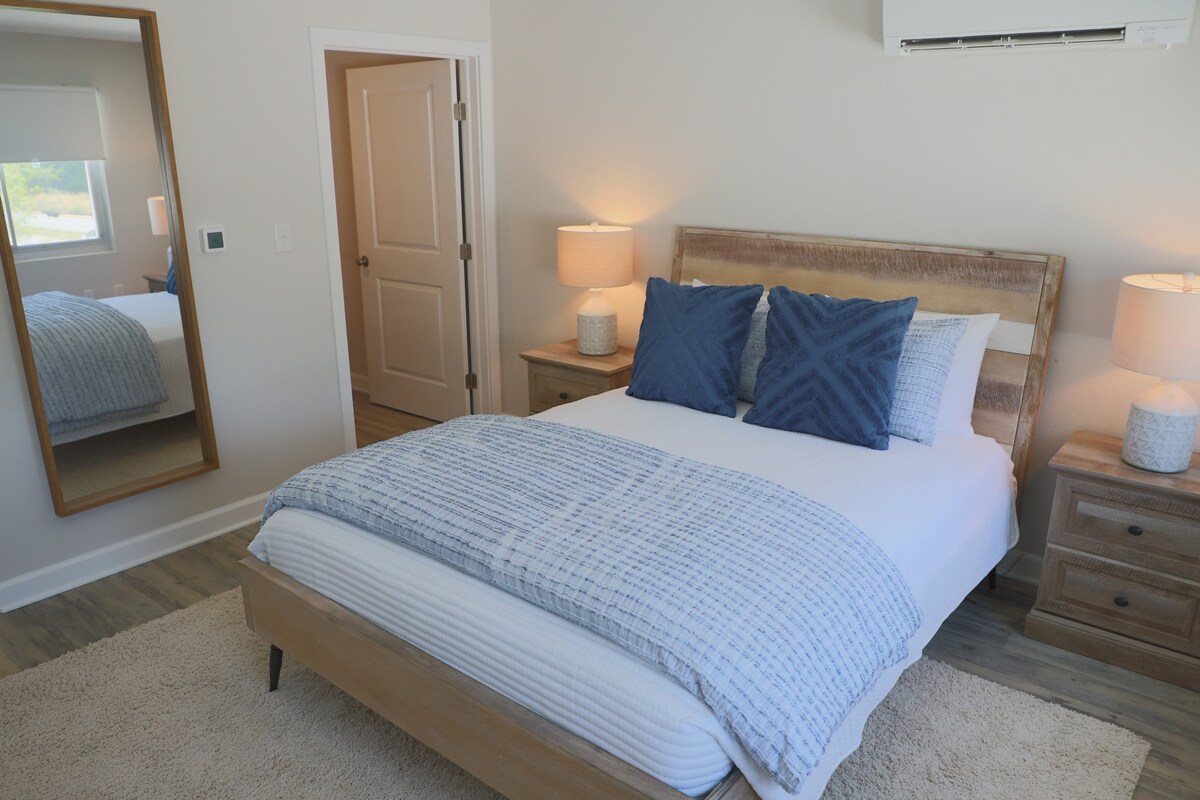 Ფართო საძინებელი სრული სიგრძის სარკით