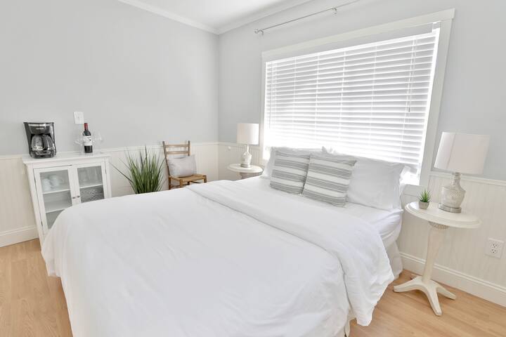 Delightful Cottage Near State St with AC