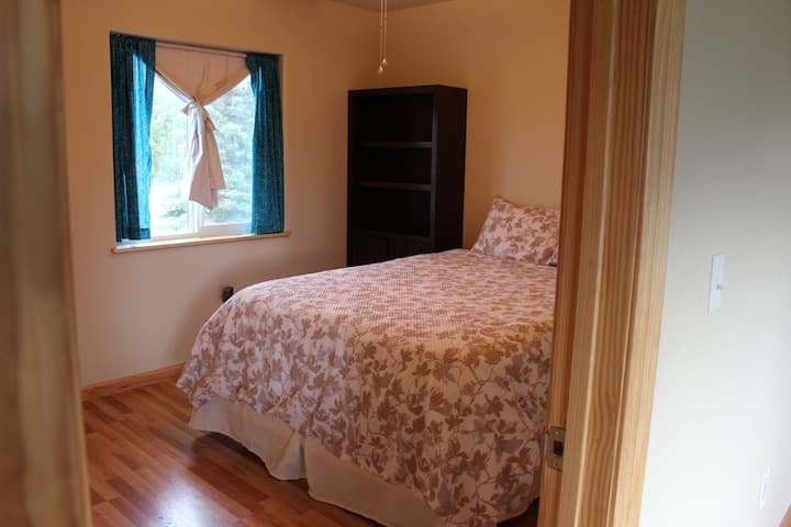 Спална соба со брачен кревет (широк 150-179 см).