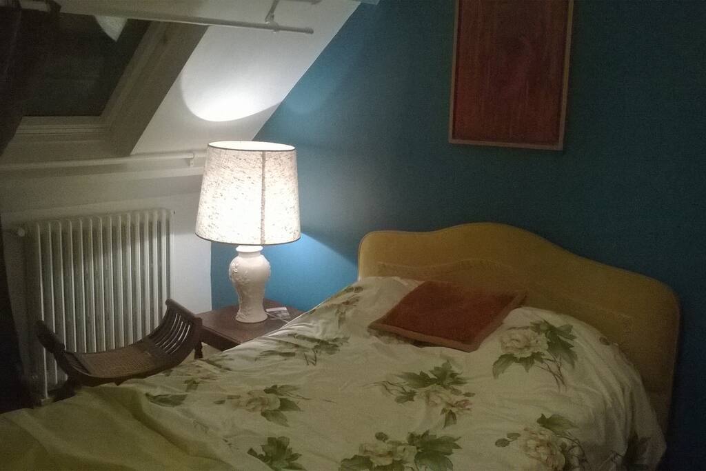 un lit pour deux personnes