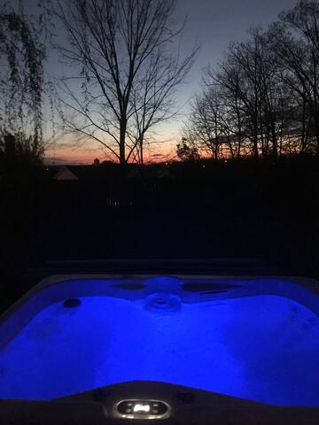 Relaxing pool and hot tub house! gallery image 5