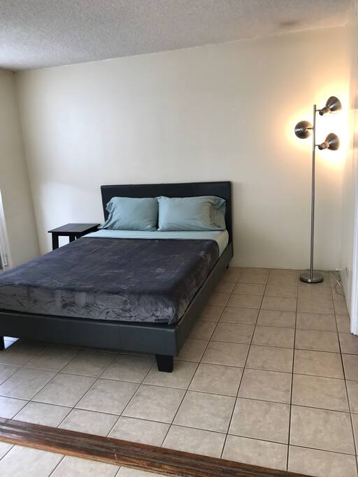 room 1 queen size bed