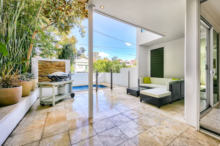 LARGE LUXURY HOME 4BDR+POOL+3CAR PK, WALK TO CBD