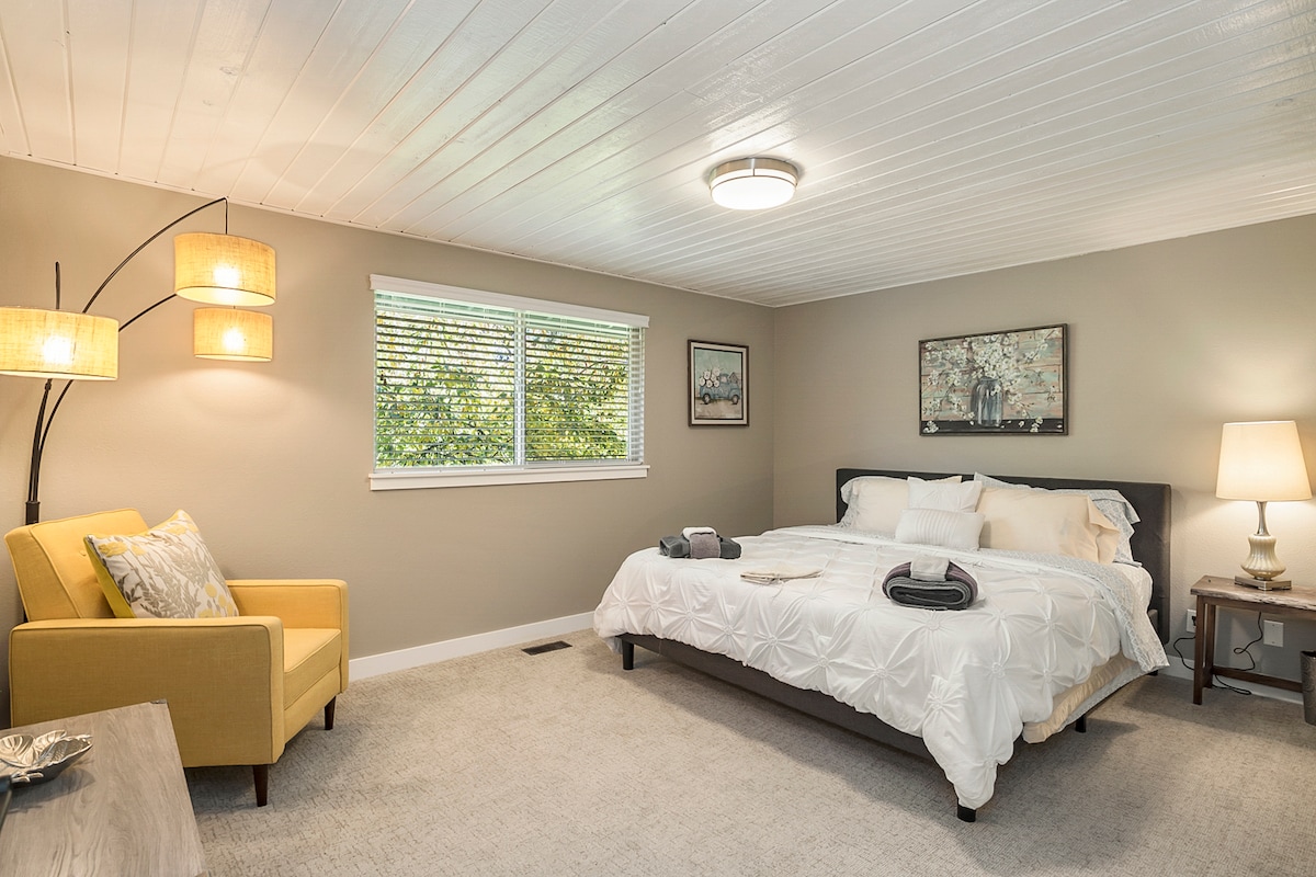 1号卧室配备加大双人床+套内卫生间