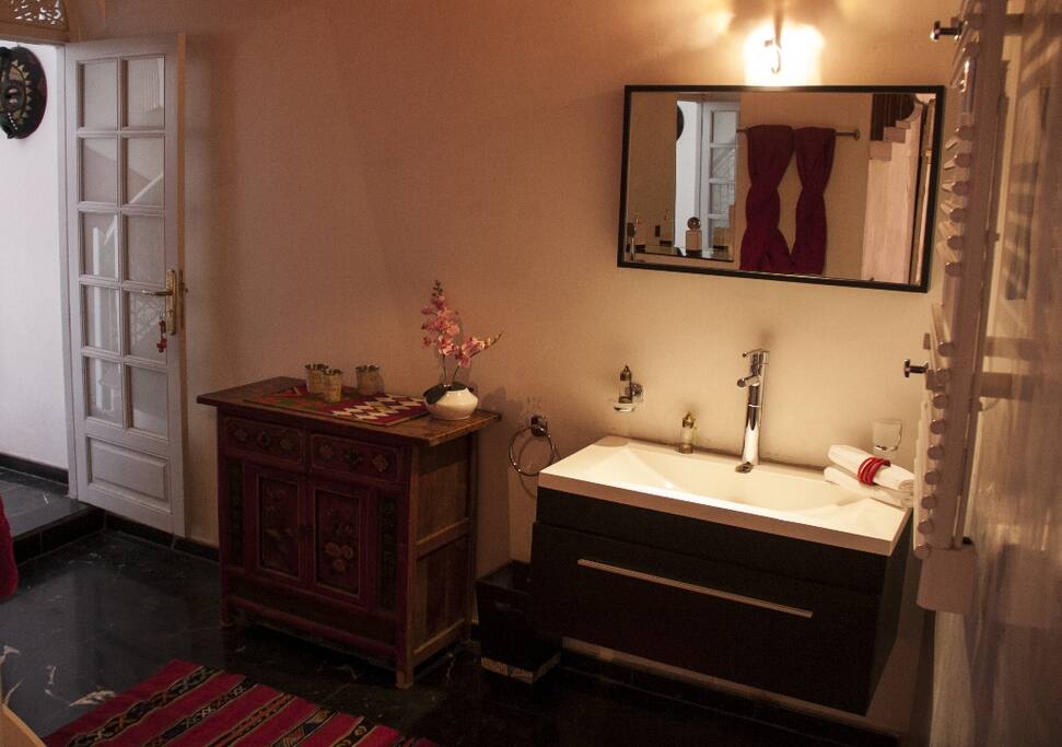 Sa salle de bain privative avec baignoire
