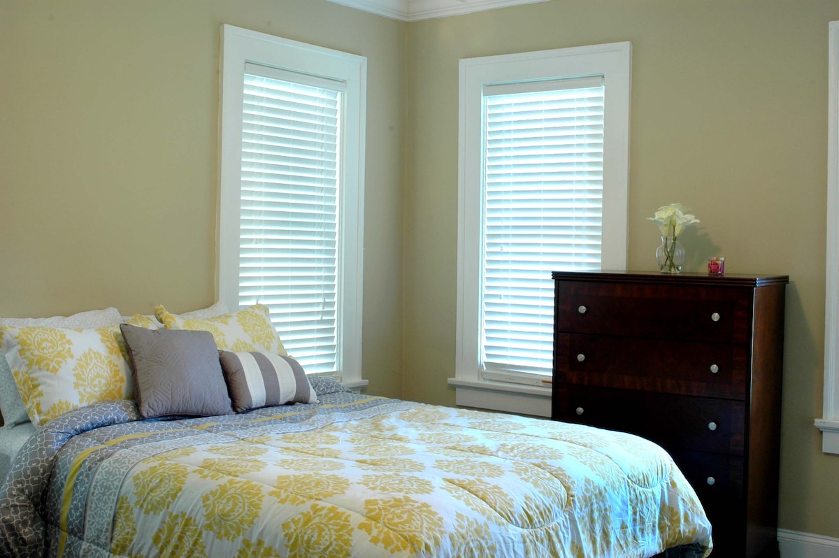 Dhoma e gjumit 3 a me një dyshek me madhësi dopio "queen" 42 inç LED është gjithashtu në dhomën e gjumit. 