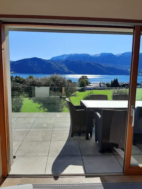 Luxurious villa with stunning lake view