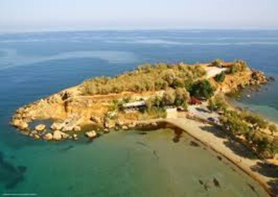 Agii apostoli beach
100m from posto studios