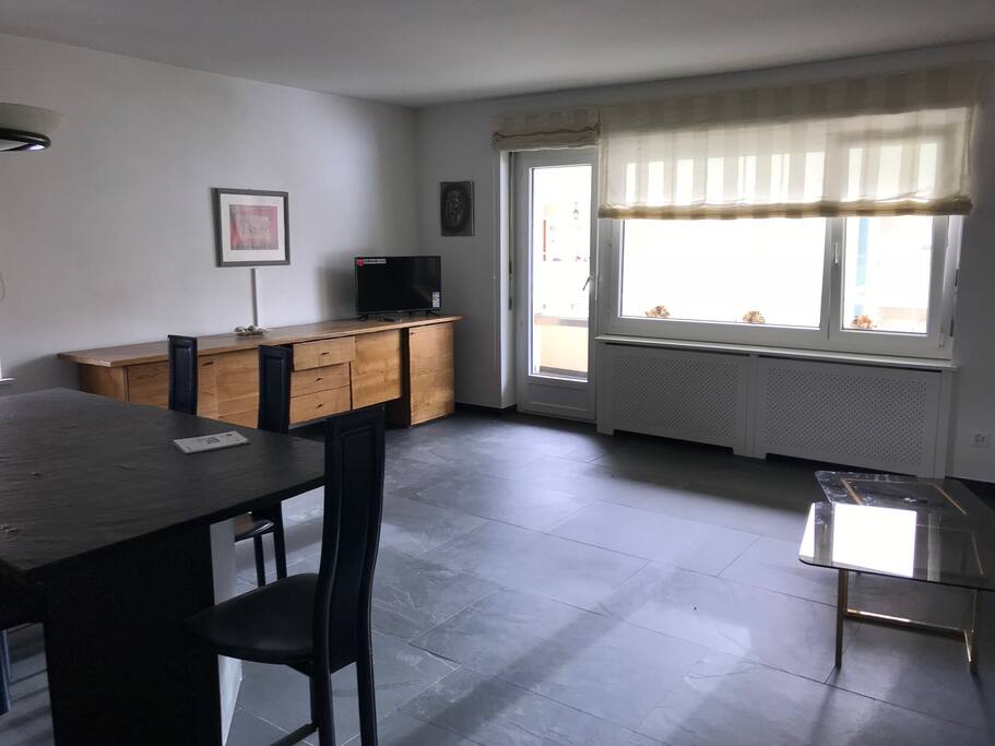 Wohnzimmer mit Esstisch