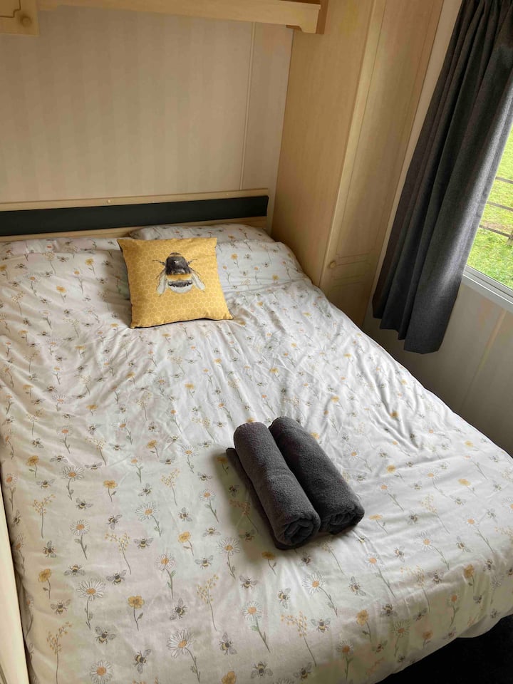 2 - ра спалня с малко двойно легло 