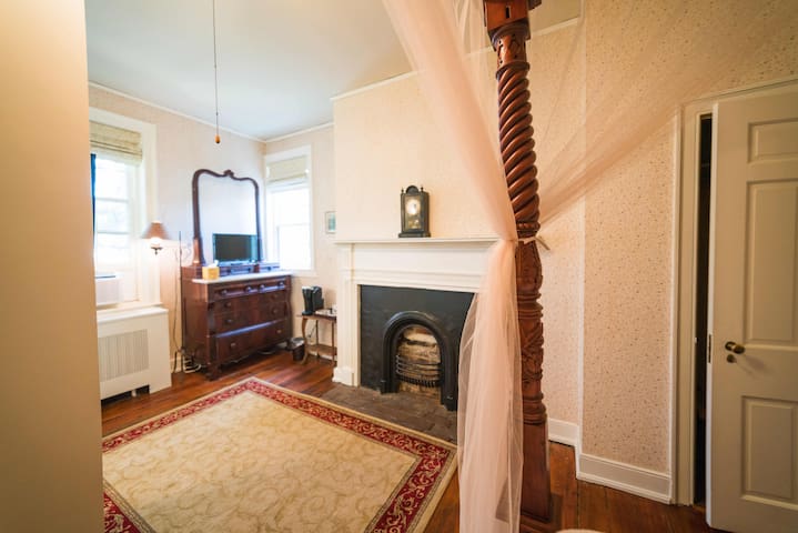 McDonnell Suite @ Chilton House: Firepit + Hot Tub