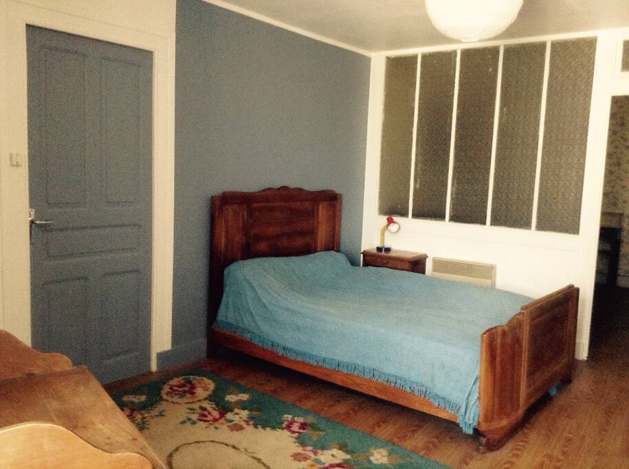 1ère chambre double. Lit 140x190. Une armoire. Convecteur électrique.