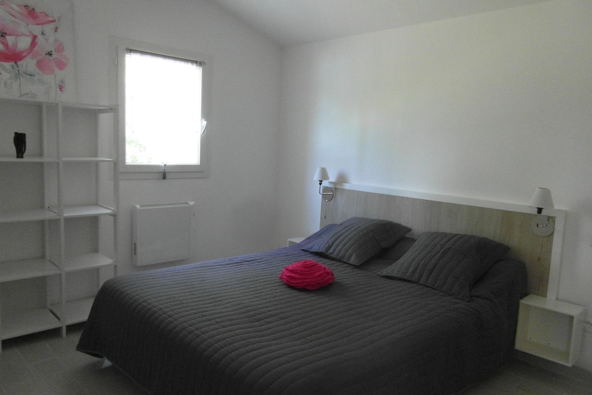 პირველი სართულის საძინებელი 