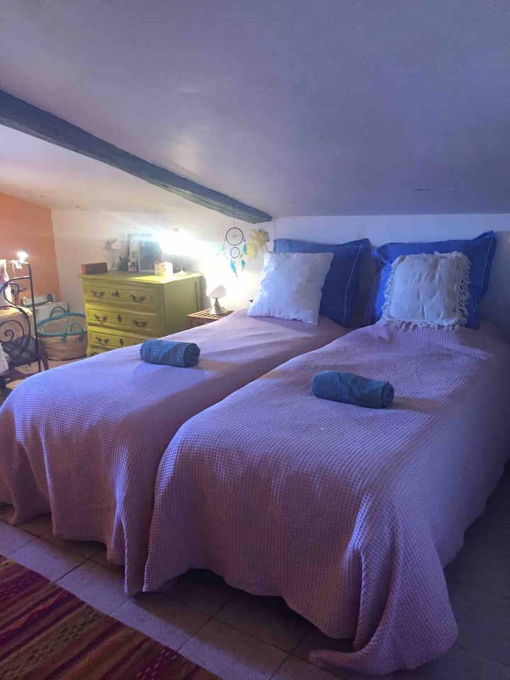 2-ра спална соба на 1 кат (+ 2 единечни кревета без клише) 