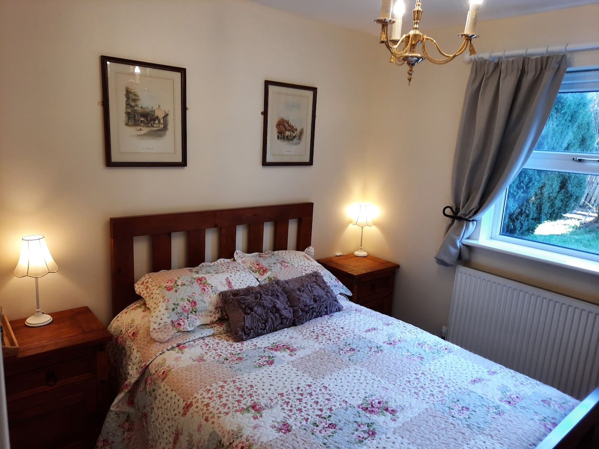 温暖舒适的双人床，如有需要，可以将我铺在休息室。