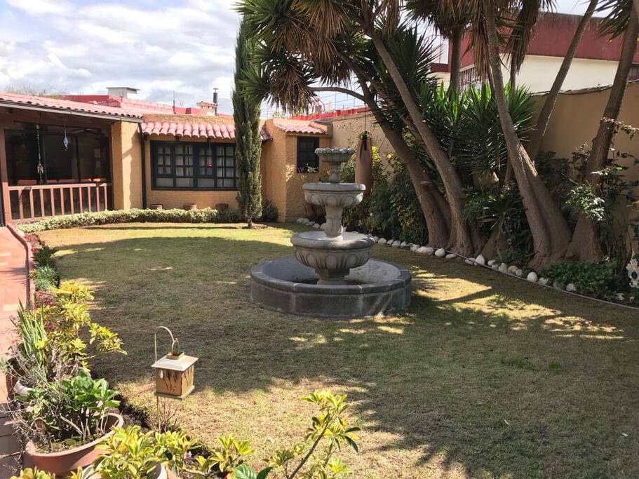 Patio interior, un espacio que puedes usar para relajarte, leer un libro, desayunar, trabajar en tu computador, etc