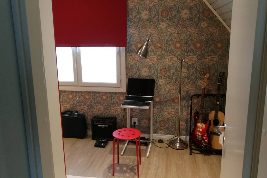 Bedroom, small work table for laptop, venetian blinds + blackout roller blind
