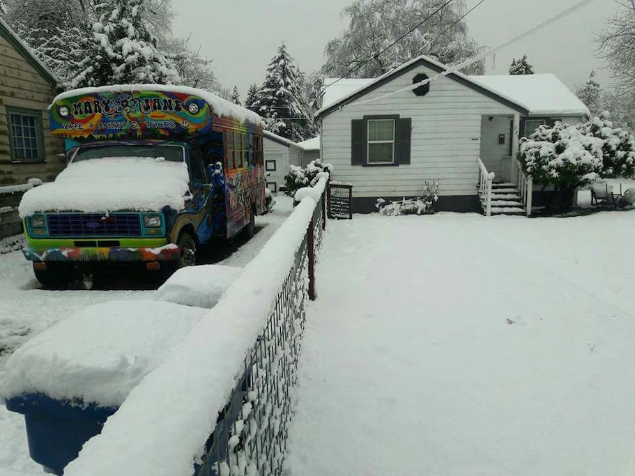 don't be fooled by the pic; it snows once every 2 years in Seattle. It was my 1st time seeing snow so I had to include beautiful pics.