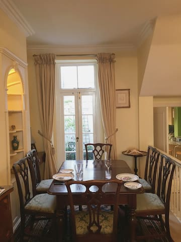 Beautiful Chelsea Townhouse in Tranquil Location