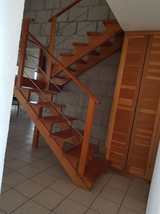 Escaleras primer piso.