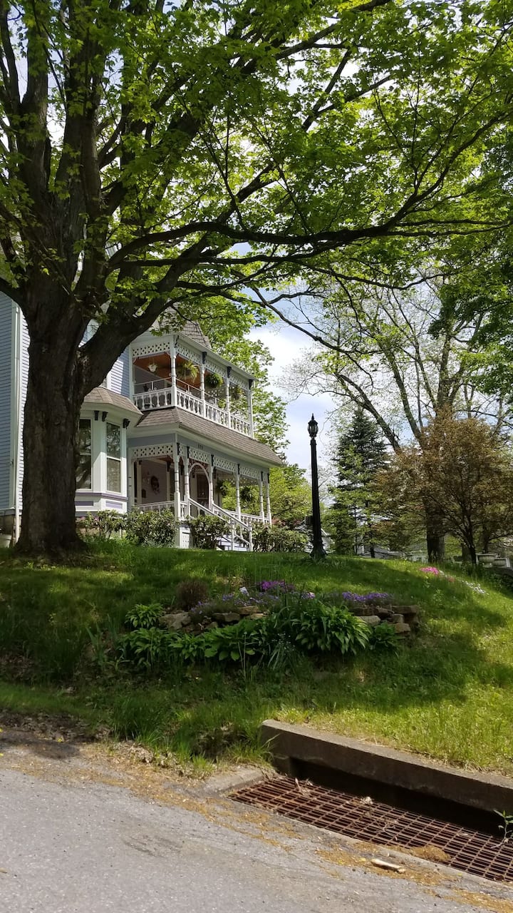 Old Blackberry Inn 1940's Ike and Mamie's Room Houses for Rent in
