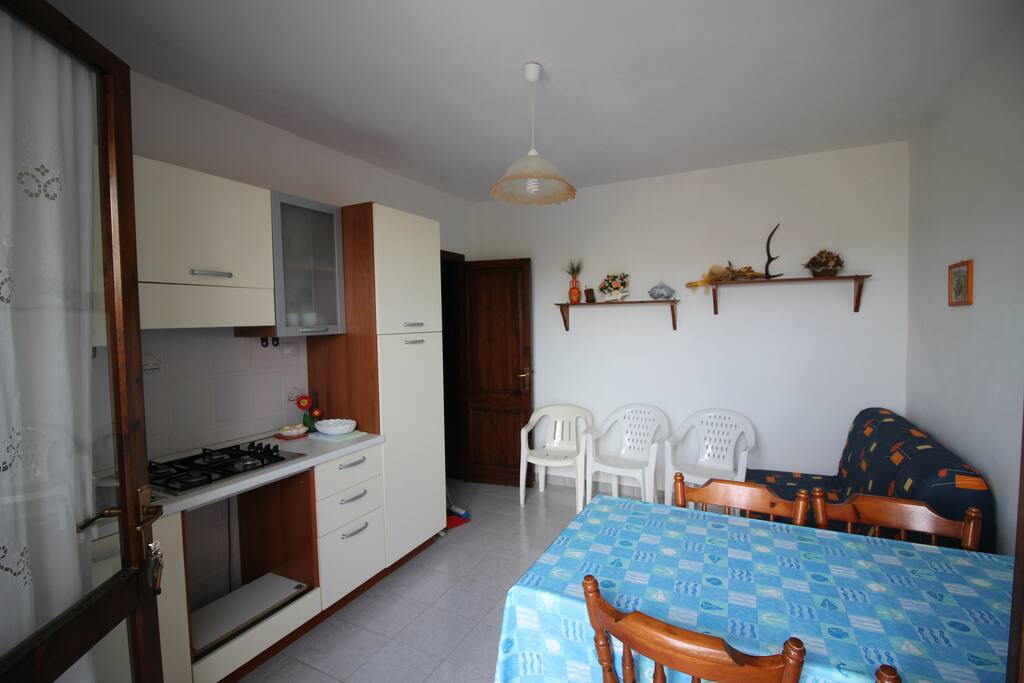 Soggiorno con angolo cottura e divano letto