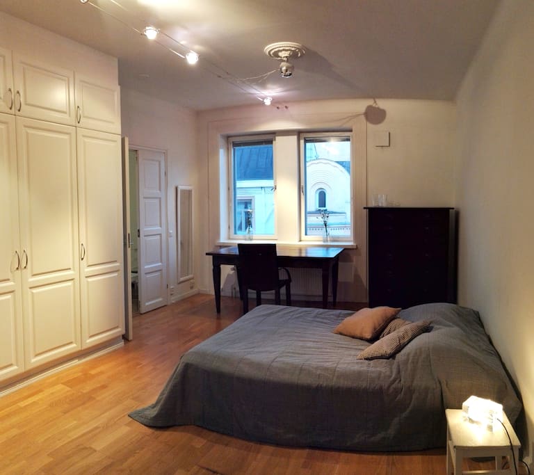 Our guests' bedroom with double bed, a wooden desk and a drawer. Door to living room. Spacious room with 18 square meters.