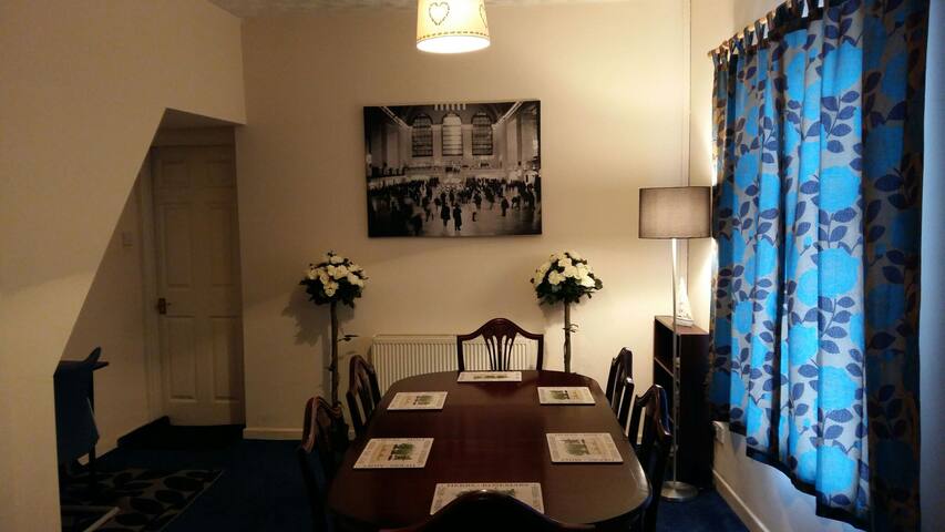 3 Bedroom House Manchester Centre/ 宽敞的家庭住宅 gallery image 2