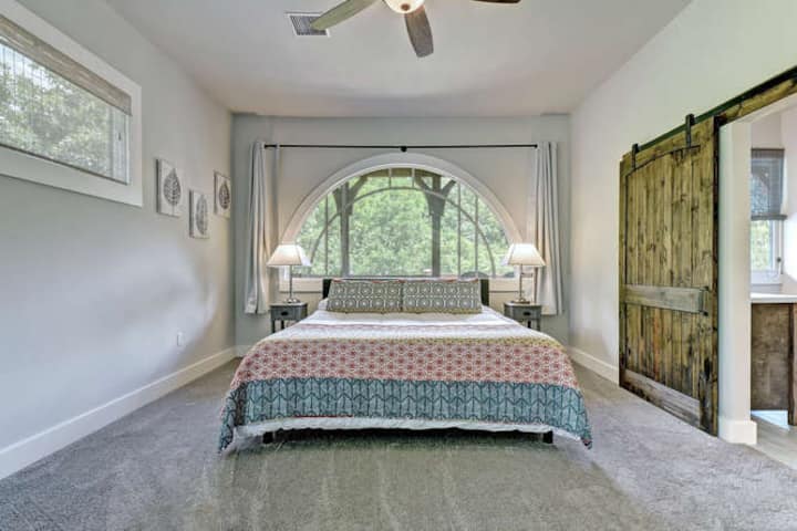 Camera da letto matrimoniale grande al piano principale con ampie quantità di luce naturale. 