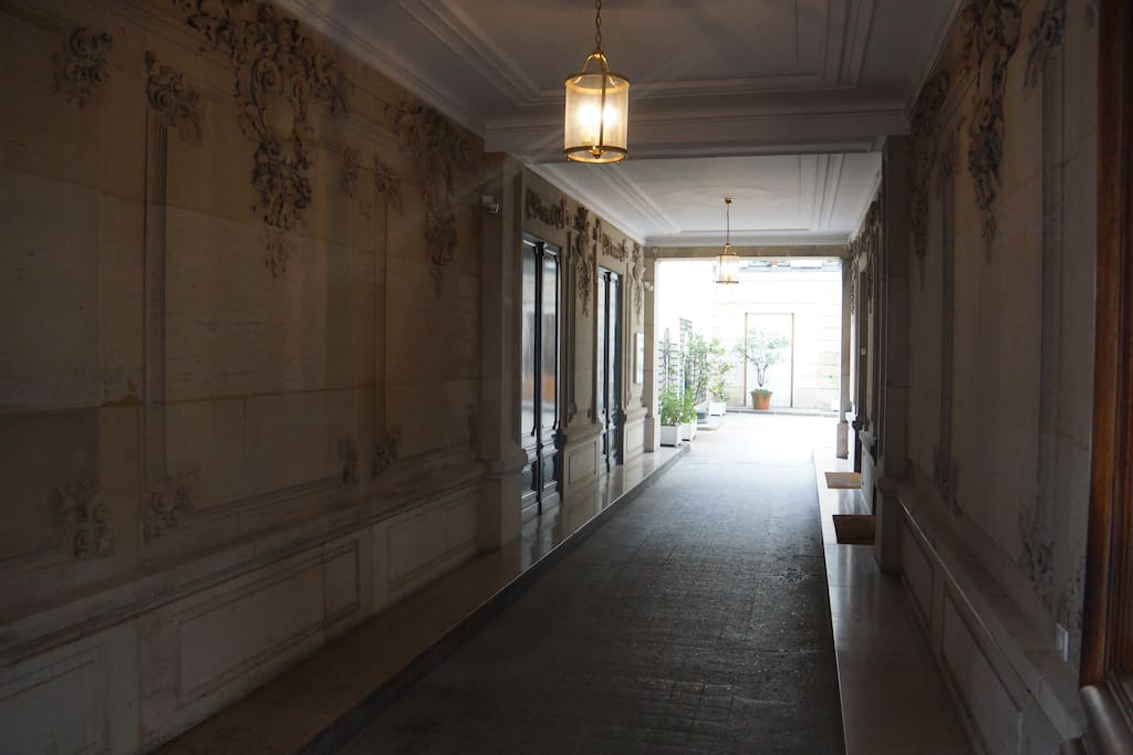 Hall de l'immeuble, avec gardienne