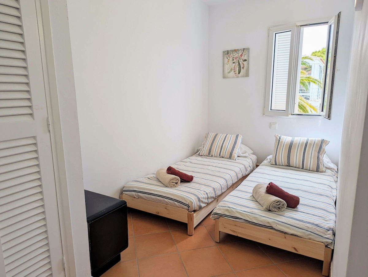 客厅旁边的楼下房间有两张单人床，非常适合儿童入住。 如果只有一个人睡在房间里，床可以彼此叠加。 会有更多的空间。