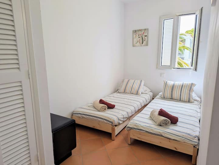 سريرين صغيرين في الغرفة السفلية بجوار غرفة المعيشة، مثالية للأطفال. يمكن أن تتسع الأسرّة فوق بعضها البعض إذا كان شخص واحد فقط ينام في الغرفة. سيكون هناك مساحة أكبر.