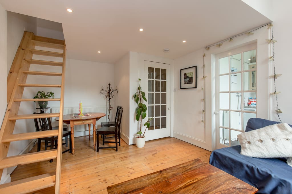 Dining space for eating in, use of table settings
