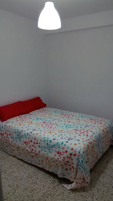 Dormitorio con cama doble