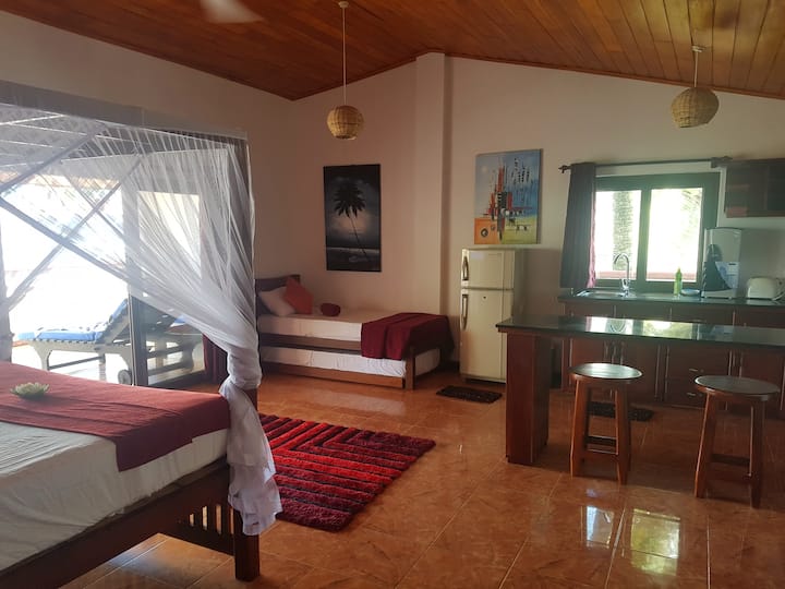 All'interno del monolocale al piano superiore