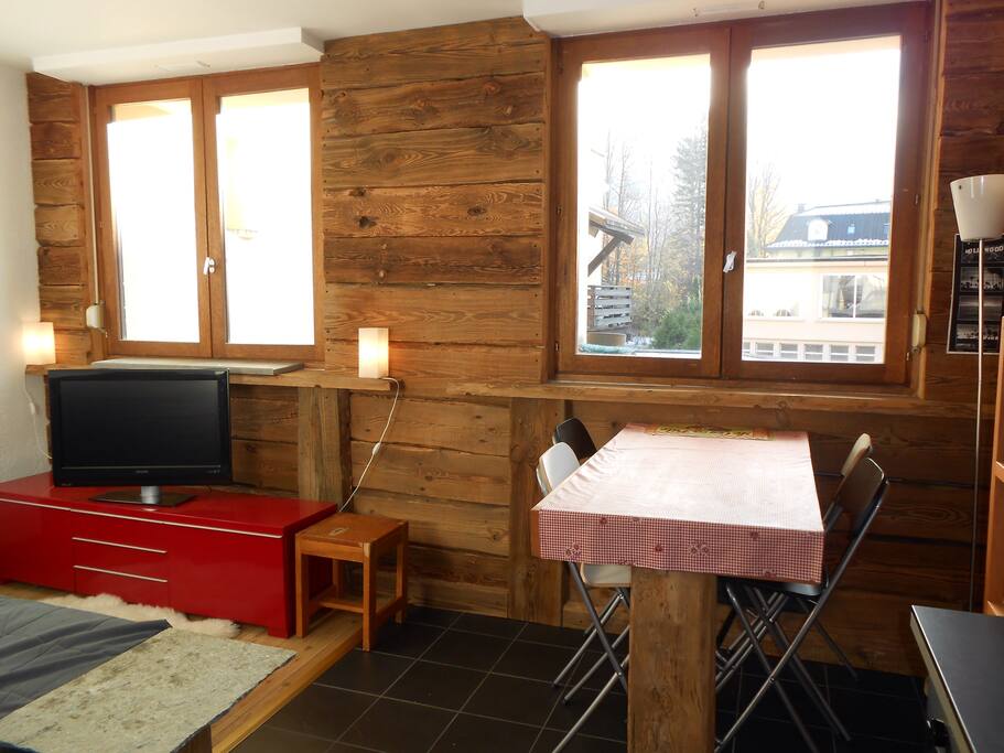 Le salon! On a ajouté un peu de déco et quelques plantes depuis.