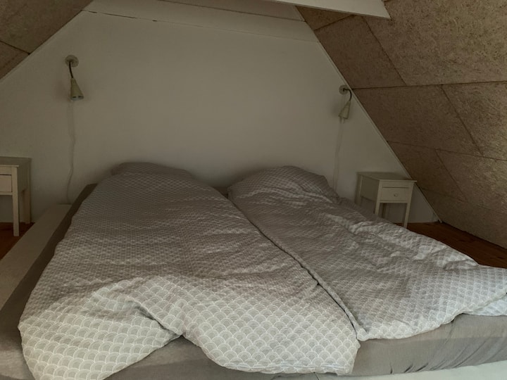 Das Doppelbett im Dachgeschoß. 