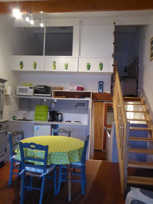 Le coin cuisine et la mezzanine
