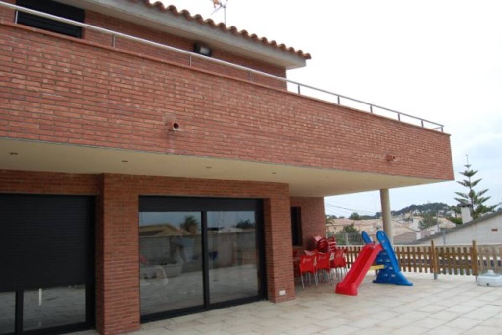 Terraza a nivel de la piscina