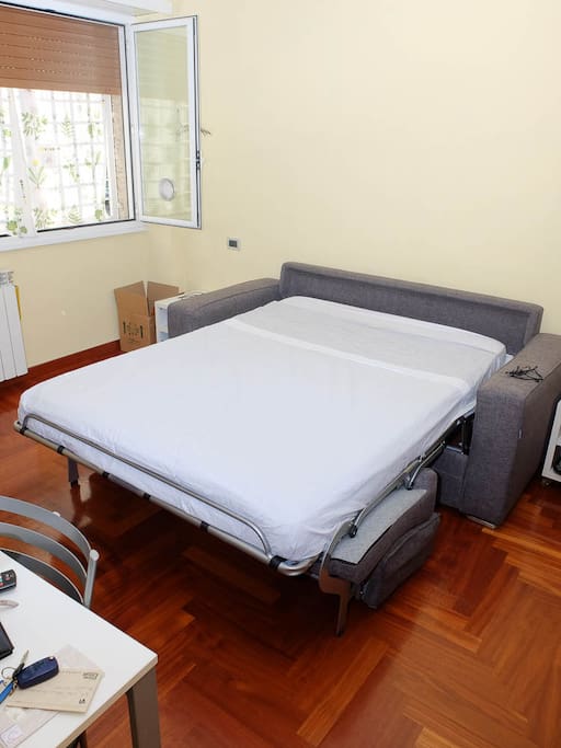 Salotto con divano letto aperto