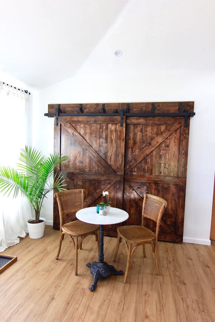 在殖民风格的小酒馆餐桌和藤椅上品尝咖啡，尽情享受您的假期。