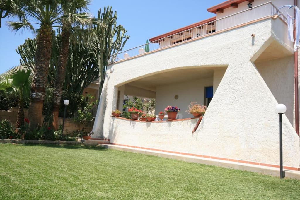 Prospetto e giardino fronte mare