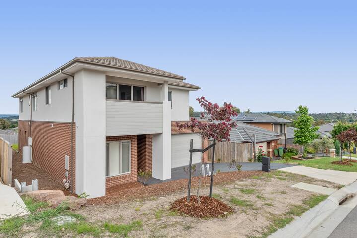 Croydon 6Bedder 4bath Spacious Comfy House gallery image 3