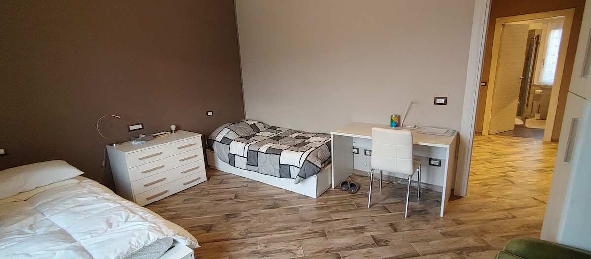 חדר זוגי עם אפשרות לחלק את המיטות לשני רווקים על פי בקשה 