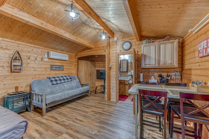 "Das Blockhaus" - Cozy, Authentic German Log Cabin - Hayward, WI